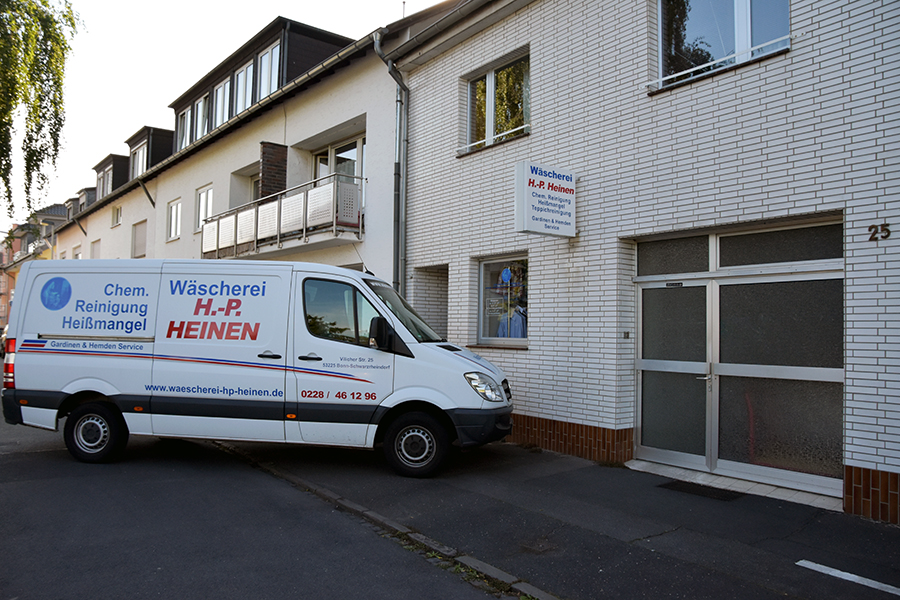 Das Wäscherei-Hauptgeschäft in Bonn-Beuel mit Fahrzeug